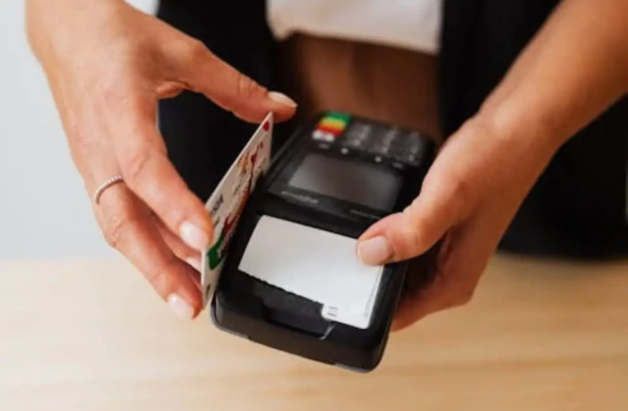 Pagamenti contactless: come proteggere i tuoi dati personali secondo la Polizia Postale Pagamenti contactless: come proteggere i tuoi dati personali secondo la Polizia Postale