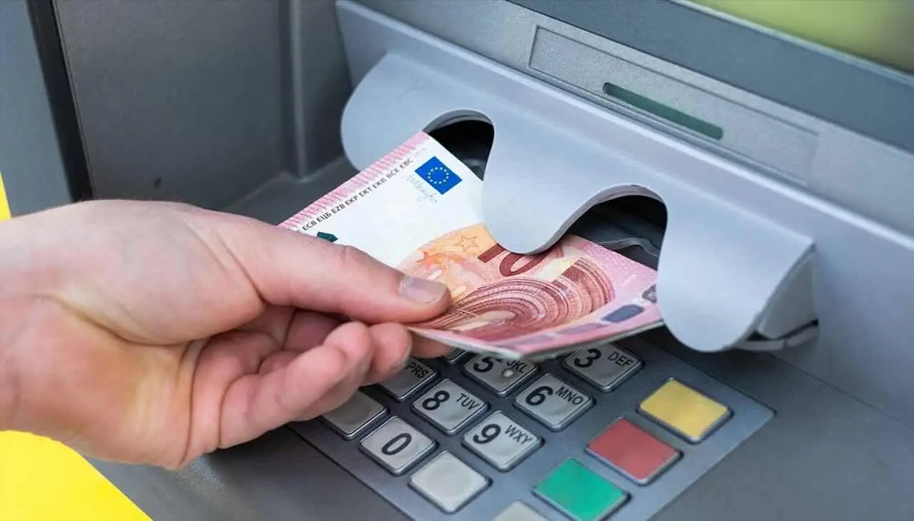 Prelievi al bancomat: consigli pratici per evitare le truffe digitali in Italia Prelievi al bancomat: consigli pratici per evitare le truffe digitali in Italia